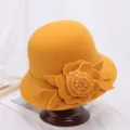 Detailopname van de gele wollen vilt hoed met elegante handgemaakte bloemendecoratie. - M (56-58cm) / Geel met Rozenborduursel