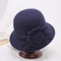 Klassieke donkerblauwe wollen vilt bucket hat voor dames, elegant bloemendesign voor herfst en winter. - M (56-58cm) / Roos Donkerblauw