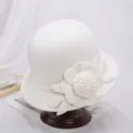 Witte wolvilt klokhoed met elegante camellia bloem decoratie voor dames wintermode stijl. - M (56-58cm) / Witte Rozekant