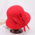 Rode wollen vilt hoed voor vrouwen, elegante vintage bolhoed met bloem voor de winter. - M (56-58cm) / Kwast Rood