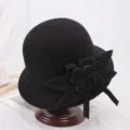 Zwarte wollen vilt hoed met elegante bloemdecoratie, perfect voor herfst en winter. - M (56-58cm) / Kwast Zwart