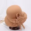 Klassieke kameelwolvilten koepelhoed met elegant bloem- en bladdetail aan de zijkant. - M (56-58cm) / Kwast Kaki