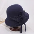 Gedetailleerd aanzicht van marineblauwe dames wolvilt klokhoed met elegante bloemdecoratie. - M (56-58cm) / Kwast Donkerblauw