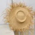 Nahaufnahme Detail des naturfarbenen Bast-Sonnenhuts mit Fransenkante und feiner Webstruktur. - M (56-58cm) / Baststroh