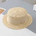 Vista detallada de un sombrero de paja clásico de copa plana con cinta beige para niños. - Circunferencia de la Cabeza 50-52cm (Recomendado 2-6 Años) / Cinta Beige
