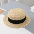 Primer plano de sombrero de paja plano para niños con cinta negra en mesa minimalista. - Circunferencia de la Cabeza 50-52cm (Recomendado 2-6 Años) / Correa Negra