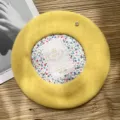Boina de lana amarilla para mujer con forro floral y detalle metálico, sombrero de otoño vintage. - M (56-58cm) / Amarillo Forro Floral