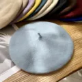 Boina de lana de color sólido para mujer, sombrero de pintor de invierno cálido, varios colores. - M (56-58cm) / Azul Cielo Forro Floral