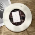 Boina de lana blanca con forro de cuadros y detalle metálico, sombrero retro elegante. - M (56-58cm) / Forro de Cuadros-Blanco Roto