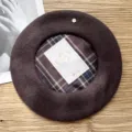 Boina de lana marrón oscura para mujer, cómodo forro de cuadros, detalle de metal, gorro. - M (56-58cm) / Forro de Cuadros-Café