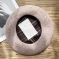 Boina de lana para mujer con detalle metálico y forro de cuadros, sombrero vintage. - M (56-58cm) / Forro de Cuadros-Caqui