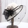 Vue détail chapeau de soleil rétro pour femme avec filet noir, fleurs et dentelle élégante. - M (56-58cm) / Chapeau en Maille Demi-Roulé à Fleurs en Strass / Beige Bord Noir