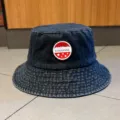 Nahaufnahme des dunklen Jeans-Fischerhutes mit rundem Abzeichen vorne, Streetwear. - M (56-58cm) / Schwarz