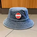 Detailaufnahme der Jeans-Bucket-Hat, Vintage-Waschung, blauer Stoff mit Sunshine-Patch. - M (56-58cm) / Mittelblau