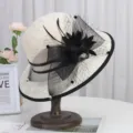 Vue detaillee chapeau de soleil ete femme elegant avec dentelle delicate maille fleur et plume. - M(56-58cm) Pliable / Style Dentelle Élégante à Fleurs en Strass / Beige avec Bordure Noire et Fleur Noire