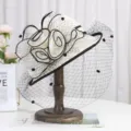 Chapeau pillbox blanc femme élégant français filet noir fleur fascinator chapeau - M (56-58cm) / Chapeau en Maille Demi-Roulé à Trois Fleurs / Beige Bord Noir