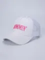 Nahaufnahme Detail der weißen Trucker Cap mit rosa gesticktem MOMMIN Text und atmungsaktivem Mesh. - Verstellbar / Weiß