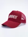 Detaillierte Nahaufnahme der roten Trucker-Cap mit weißem bestickten MOMMIN Schriftzug. - Verstellbar / Rot