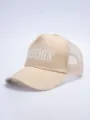 Nahaufnahme der beigen Trucker Cap mit weißer Stickerei auf der Vorderseite und atmungsaktivem Mesh. - Verstellbar / Beige