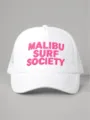 Gedetailleerd aanzicht van witte truckerpet met roze borduursel Malibu Surf Society op de voorkant. - Verstelbaar / Wit