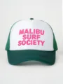Gedetailleerd zicht op de groen-witte truckerpet met roze Malibu Surf Society borduursel. - Verstelbaar / Donkergroen