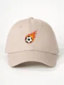 Primo piano del berretto da baseball cachi con vivace stampa di pallone infuocato e trama visibile. - Regolabile / Khaki chiaro