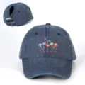 Gedetailleerd overzicht van de blauwe paardenstaart honkbalpet met kleurrijk flamingoborduurwerk. - Verstelbaar / Marineblauw