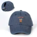 Detailansicht der Denim-Pferdeschwanz-Baseballkappe mit Matcha-Druck und verstellbarer Schnalle. - Verstellbar / Marineblau