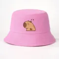 Nahaufnahme des rosa Fischerhuts mit süßem Capybara-Cartoon-Druck und lustigen Details. - Einheitsgröße / Rosérosa