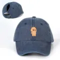 Detailansicht des süßen Wasserschweins auf blauer Jeans-Baseballcap mit Pferdeschwanzöffnung. - Verstellbar / Marineblau