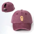 Detailierte Nahaufnahme der gewaschenen violetten Zopf-Baseballkappe mit süßem Wasserschweindruck. - Verstellbar / Burgunderrot