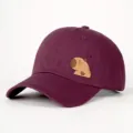 Nahaufnahme der bordeauxroten Baseballkappe mit süßem Wasserschwein und Fragezeichen Motiv. - Verstellbar / Burgunderrot