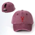 Nahaufnahme der vintage gewaschenen kastanienbraunen Baseballkappe mit roter Stickerei. - Verstellbar / Burgunderrot