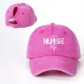 Detailansicht der rosa gewaschenen Baumwoll-Pferdeschwanz-Baseballkappe mit Aufdruck. - Verstellbar / Fuchsia