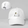 Weiße Baseballkappe mit Pferdeschwanzöffnung, süßem Bienen-Druck und Textdetail für Damen. - Verstellbar / Weiß