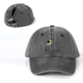 Detailansicht graue Washed-Ponytail-Baseballcap mit süßem Bienen- und Kind-Textdruck hinten. - Verstellbar / Schwarz