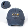 Waschblaue Denim Baseballcap mit Pferdeschwanzloch und süßem Bienen-Print für Outdoor. - Verstellbar / Marineblau