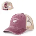 Vista detallada de gorra trucker vintage de malla con abertura para coleta y logotipo de alce. - Ajustable / Burdeos