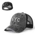 Verwitterte schwarze Trucker Cap mit NYC Stickerei und Mesh Rückseite Pferdeschwanz. - Verstellbar / Schwarz