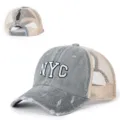 Verwitterte graue Mesh-Pferdeschwanz Baseballkappe mit gestickten NYC Buchstaben. - Verstellbar / Grau