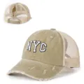 Cappellino da baseball in rete vintage con ricamo NYC, foro per coda di cavallo. - Regolabile / Cachi