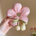 Scrunchie fiore rosa con ciondolo tulipano, accessorio capelli in satin, elastico capelli donna. - Tulipano Beige Fiore Rosa