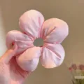 Coletero de pelo con flor de saten rosa, elastico floral suave para mujeres y niñas diario. - Coletero Grande Flor Rosa