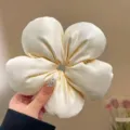 Coletero de saten con flor blanca crema grande accesorio para el pelo floral lindo coleta - Coletero Floral Beige