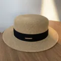 Chapeau de paille plat avec ruban noir et detail metal, ideal pour le soleil et l'ete. - Ruban Noir Dessus Plat / Kaki