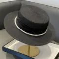 Chapeau de paille noir élégant avec ruban noir et perles blanches, parfait pour l'été. - Réglable / Noir