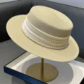 Chapeau de paille plat français élégant avec ruban de perles pour protection solaire d'été. - Réglable / Beige