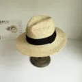 Raffia handgeflochtener Strohhut Detailansicht, klassischer schwarzer Band Fedora fuer Sommerschutz. - M (56-58cm) / Schwarzes Gurtband