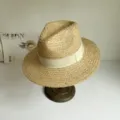 Nahaufnahme Detail des handgeflochtenen Strohhutes mit beigen Band, eleganter Urlaubsstil. - M (56-58cm) / Cremeweißes Band