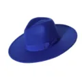 Vue de près montrant les détails du chapeau feutré bleu avec son charmant nœud. - M (56-58cm) / Bleu